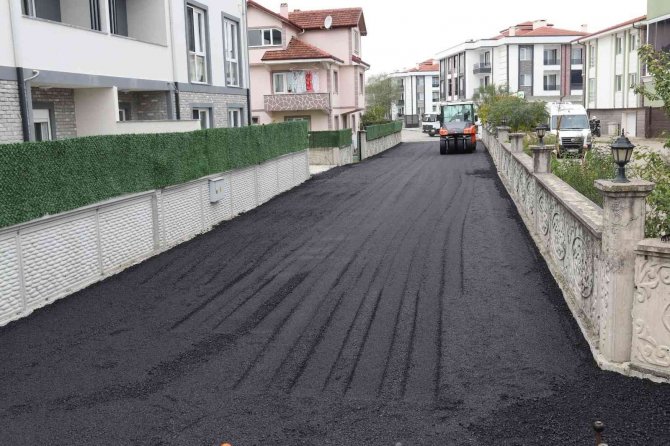 Serdivan’da Asfalt Seferberliği Sürüyor