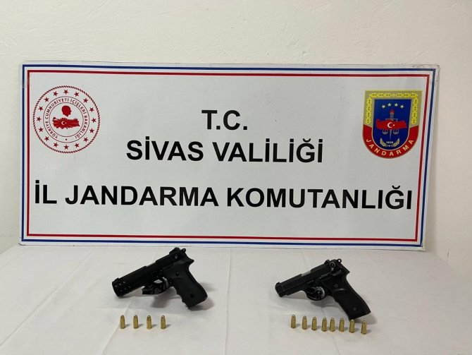 Sivas’ta 8 Adet Ruhsatsız Tabanca Ele Geçirildi