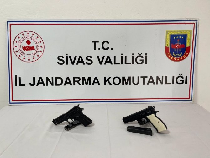 Sivas’ta 8 Adet Ruhsatsız Tabanca Ele Geçirildi
