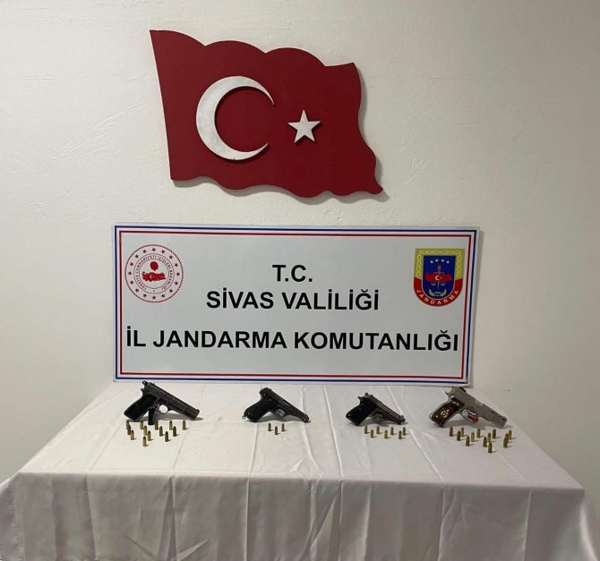 Sivas’ta 8 Adet Ruhsatsız Tabanca Ele Geçirildi