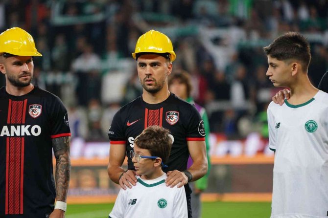 Konyaspor Ve Gaziantep Fk’lı Futbolcular Maça Baretle Çıktı
