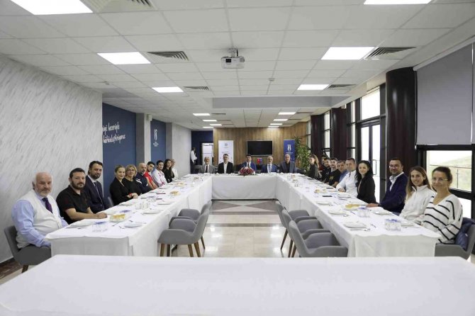 Rektör Sarıbıyık Şampiyon Öğrencilerle Buluştu