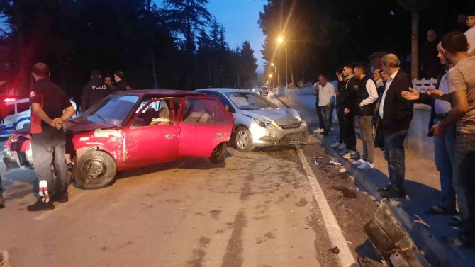 Tokat’ta İki Otomobil Çarpıştı: 5 Yaralı