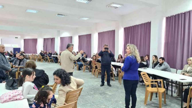 Ölen Madenciler Anısına Pilav Dağıttı