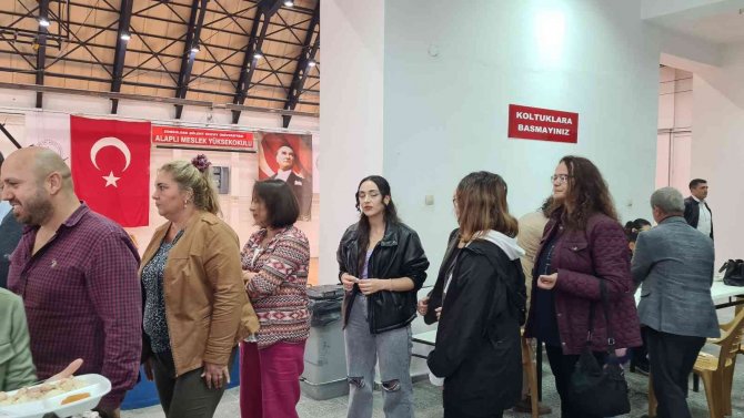 Ölen Madenciler Anısına Pilav Dağıttı