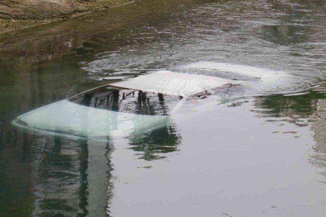 Adana’da Otomobil Sulama Kanalına Düştü, Sürücü Halatla Kurtarıldı