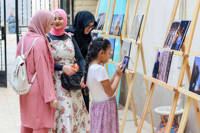Mısırlı Gençler Türk Eserlerinin Fotoğrafını Çekmek İçin Kulüp Kurdu