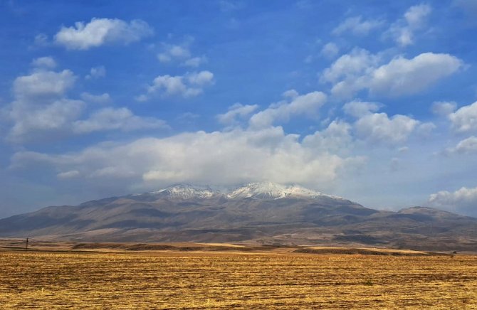 Süphan Dağı Beyaz Gelinliğini Giydi