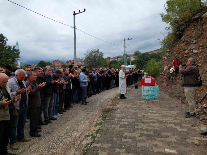 Ayvalık’ta Beyin Kanaması Nedeniyle Hayatını Kaybeden Polis Memuru Memleketinde Toprağa Verildi
