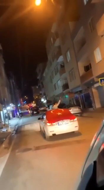 Asker Konvoyunda Yarı Otomatik Silah Ve Tabancalarla Dehşet Saçarak Böyle İlerlediler