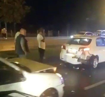 Yağışın Ardından 10 Aracın Karıştığı Zincirleme Kazada 2 Kişi Yaralandı