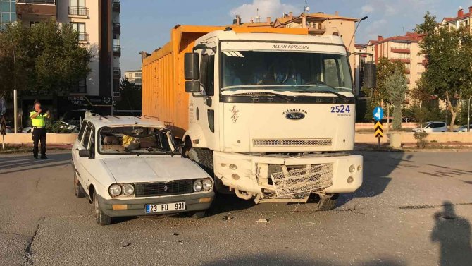 Elazığ’da Trafik Kazası: 2 Yaralı