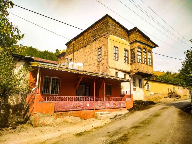 Elazığ’da Tarihi Konaklar Sonbahar Renklerine Büründü