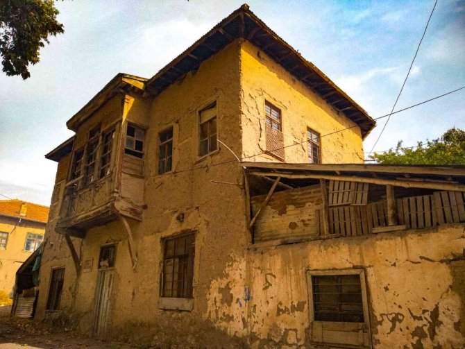 Elazığ’da Tarihi Konaklar Sonbahar Renklerine Büründü