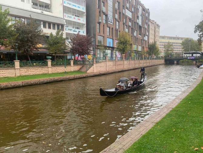 Yağışlı Hava Turistlerin Gondol Sefasına Engel Olamadı
