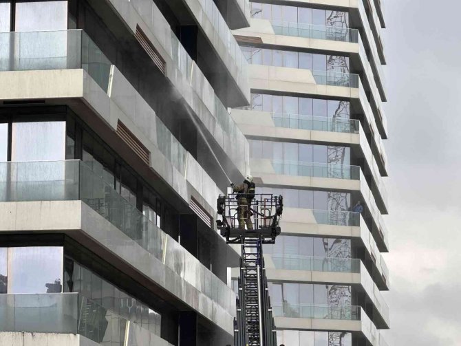 Kadıköy’de Alevlere Teslim Olan Rezidansta Yeniden Yangın Çıktı