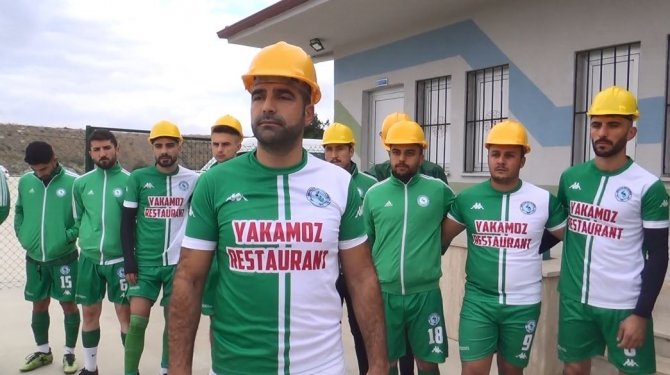 Futbolcular, Madenciler İçin Maça Baretle Çıktı