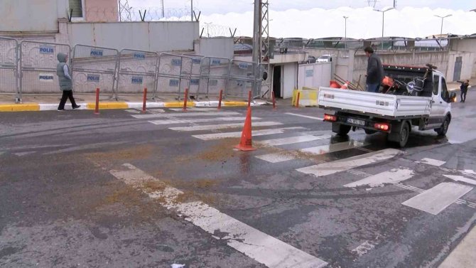 Sultanbeyli’de Gıda Yüklü Kamyonet Devrildi