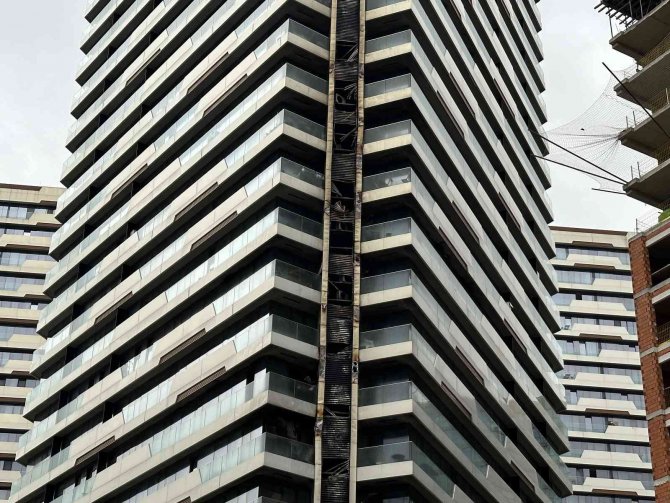 Kadıköy’de Alevlere Teslim Olan Rezidansta Oluşan Hasar Gün Aydınlanınca Ortaya Çıktı