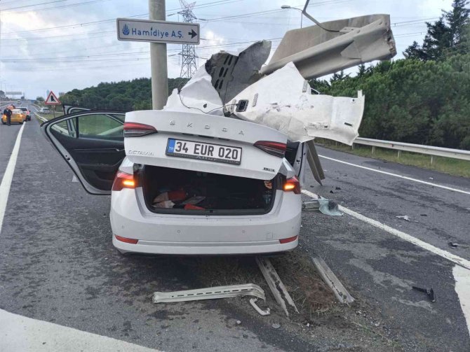 İ̇stanbul Havalimanı Yolunda Hostesleri Taşıyan Araç Bariyerlere Ok Gibi Saplandı