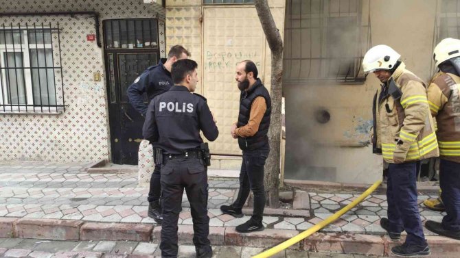 Sultangazi’de 2 Katlı Binanın Bodrum Katında Korkutan Yangın