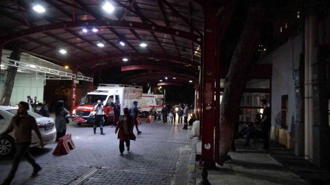 İ̇zmir’de Trafikte Yol Verme Kavgası: 2’si Ağır 4 Yaralı