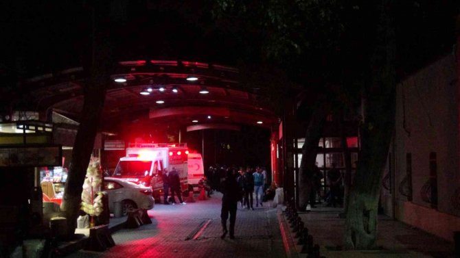 İ̇zmir’de Trafikte Yol Verme Kavgası: 2’si Ağır 4 Yaralı