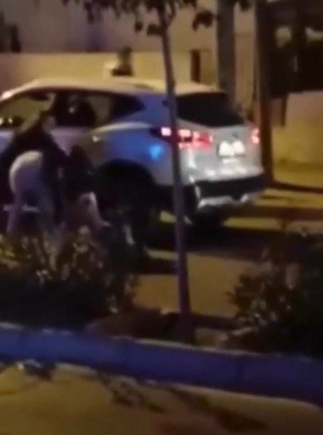 İ̇zmir’de Yol Verme Kavgası: Kafasına Kaldırım Taşı İle Vurdular