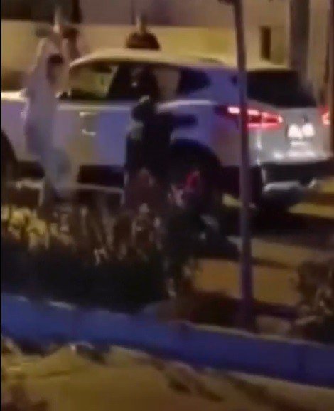 İ̇zmir’de Yol Verme Kavgası: Kafasına Kaldırım Taşı İle Vurdular