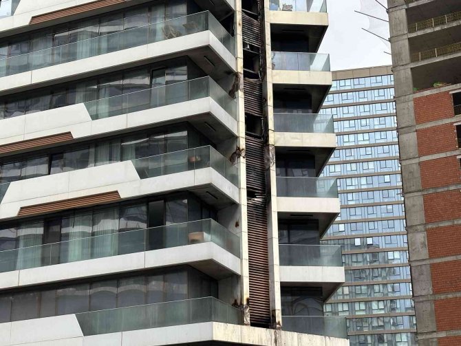 Kadıköy’de Alevlere Teslim Olan Rezidansta Oluşan Hasar Gün Aydınlanınca Ortaya Çıktı