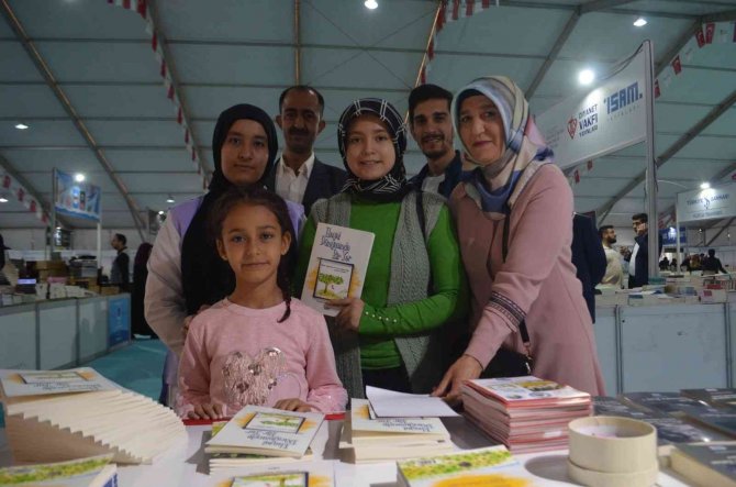 Kitap Fuarının En Küçük Yazarı