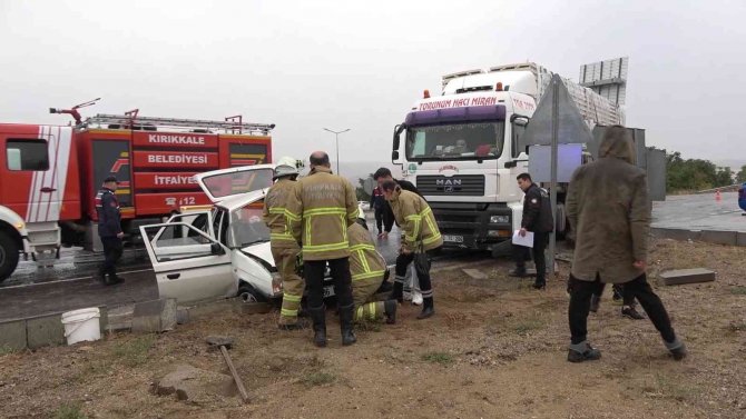 Tırın Çarptığı Otomobil Metrelerce Sürüklendi: 4 Yaralı