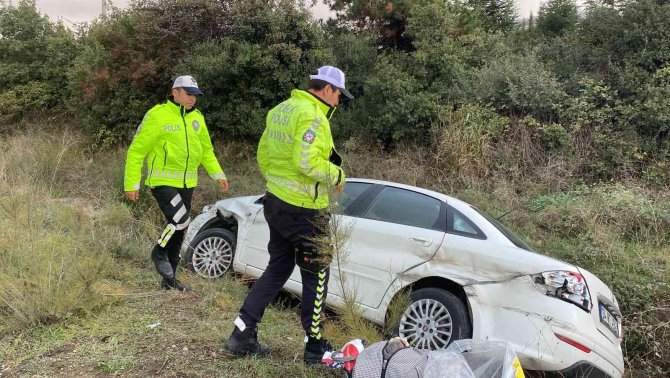 Su Kanalına Düşen Otomobildeki Küçük Kız Yaralandı