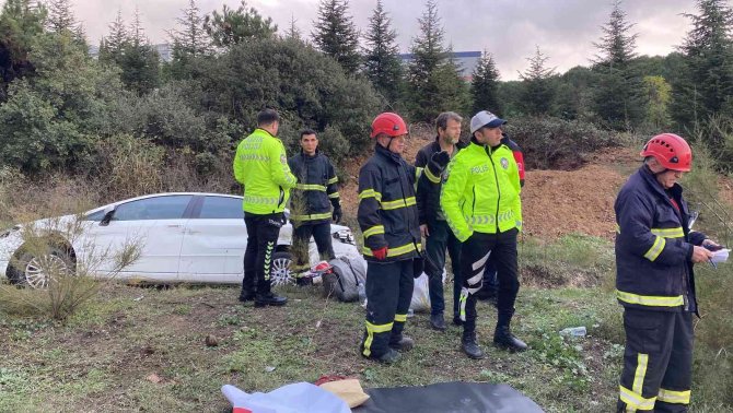 Su Kanalına Düşen Otomobildeki Küçük Kız Yaralandı