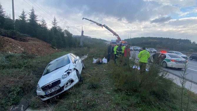 Su Kanalına Düşen Otomobildeki Küçük Kız Yaralandı