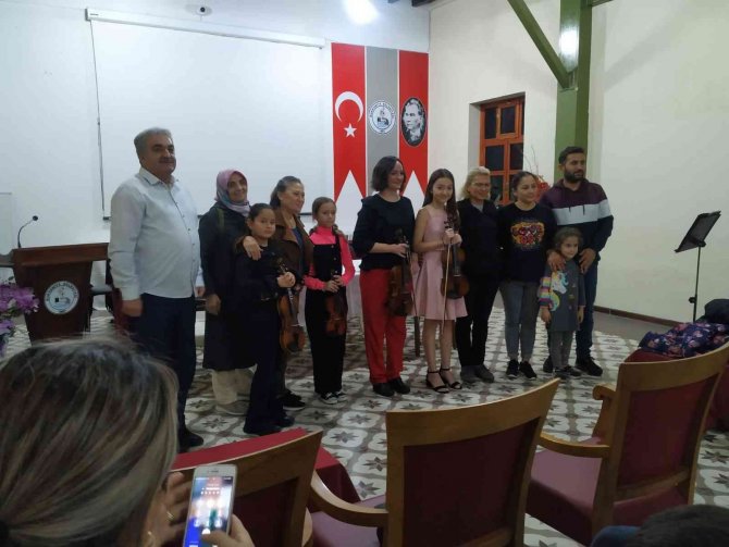 Öğrencileri İle Birlikte Konser Verdi