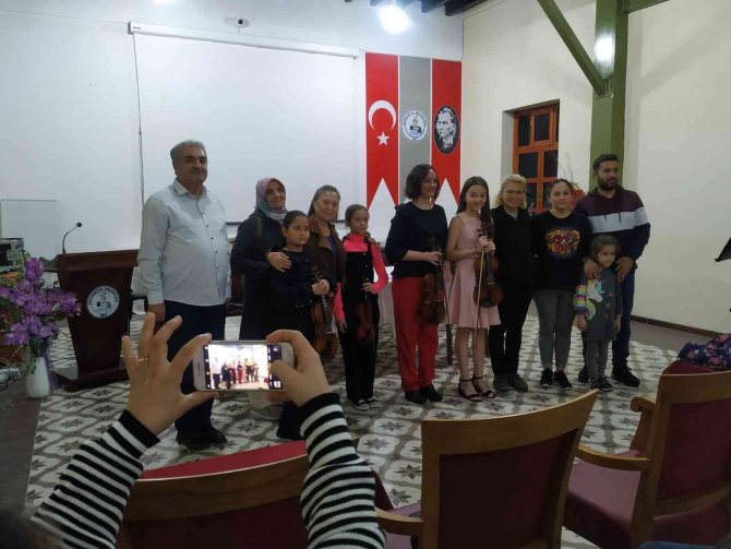 Öğrencileri İle Birlikte Konser Verdi
