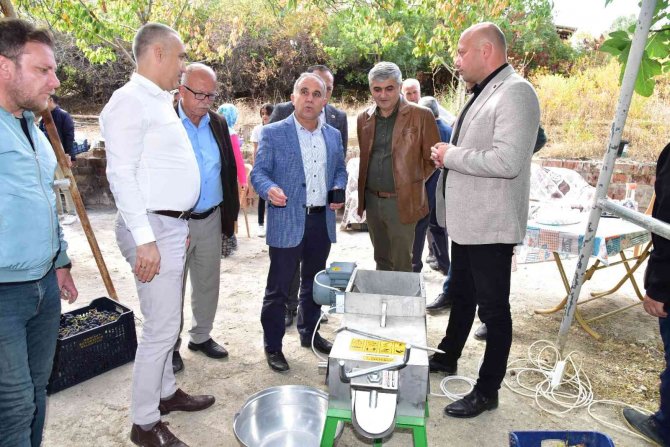 Manisa Büyükşehir Belediyesinden Gördes’e Üzüm Sıkma Makinesi