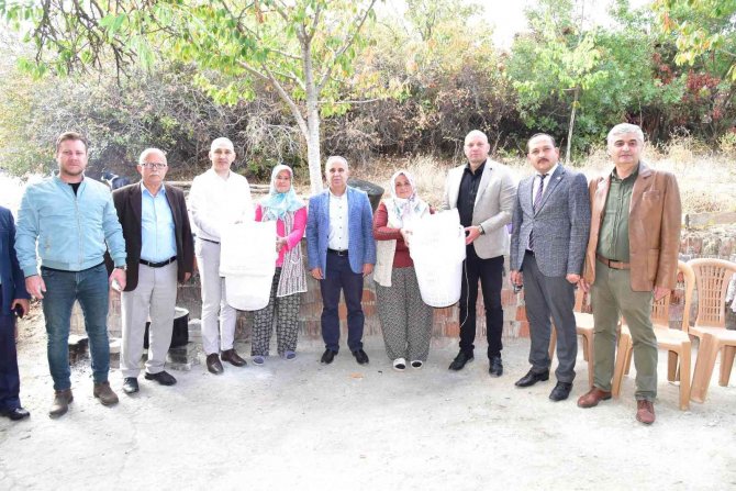 Manisa Büyükşehir Belediyesinden Gördes’e Üzüm Sıkma Makinesi