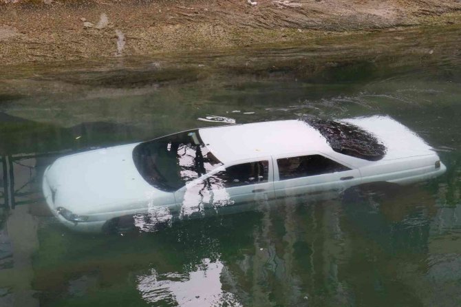 Adana’da Otomobil Sulama Kanalına Düştü, Sürücü Halatla Kurtarıldı