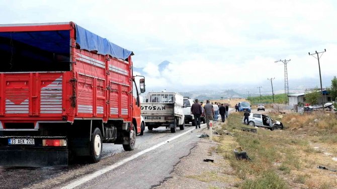 Mersin’de Kaygan Yolda Üç Araç Birbirine Girdi: 6 Yaralı