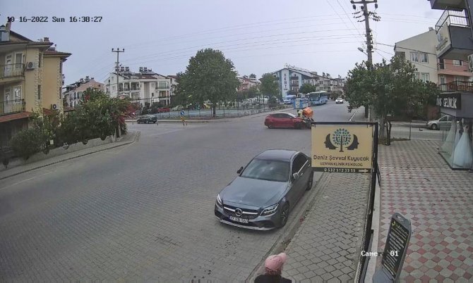 Otomobilin Çarptığı Motosiklet Sürücüsü Havada Takla Attı