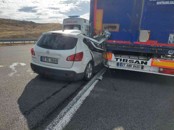 Otomobil Tıra Arkadan Çarptı: 3 Yaralı