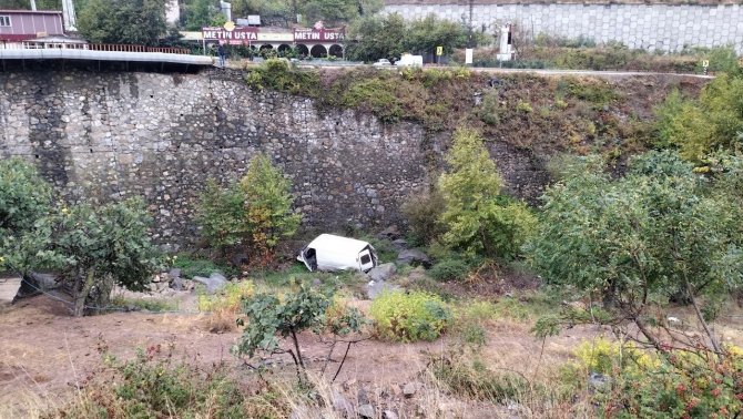 Kontrolden Çıkan Minibüs Şarampole Düştü: 2 Ağır Yaralı