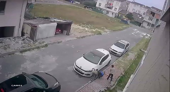Arnavutköy’de Çocuklar Sokaktaki Bütün Arabaların Sibop Kapaklarını Söktü