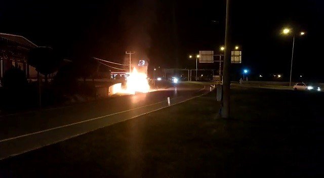Otomobil Alev Topuna Döndü, O Anlar Cep Telefonu Kamerasına Yansıdı