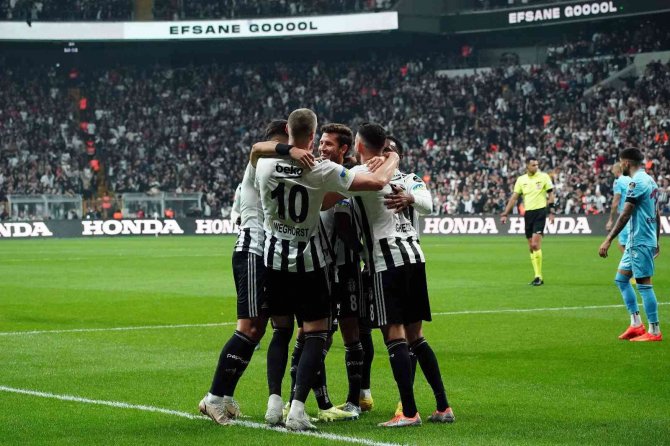 Spor Toto Süper Lig: Beşiktaş: 1 - Trabzonspor: 2 (İ̇lk Yarı)