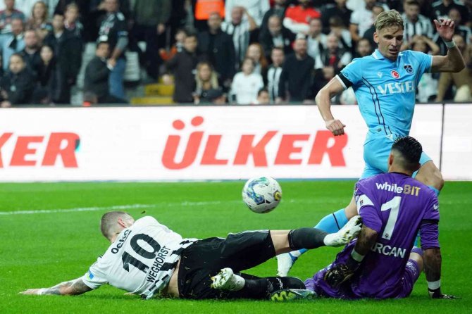 Spor Toto Süper Lig: Beşiktaş: 1 - Trabzonspor: 2 (İ̇lk Yarı)