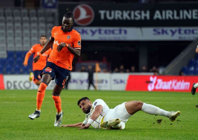 Spor Toto Süper Lig: Başakşehir: 0 - İ̇stanbulspor: 0 (Maç Devam Ediyor)