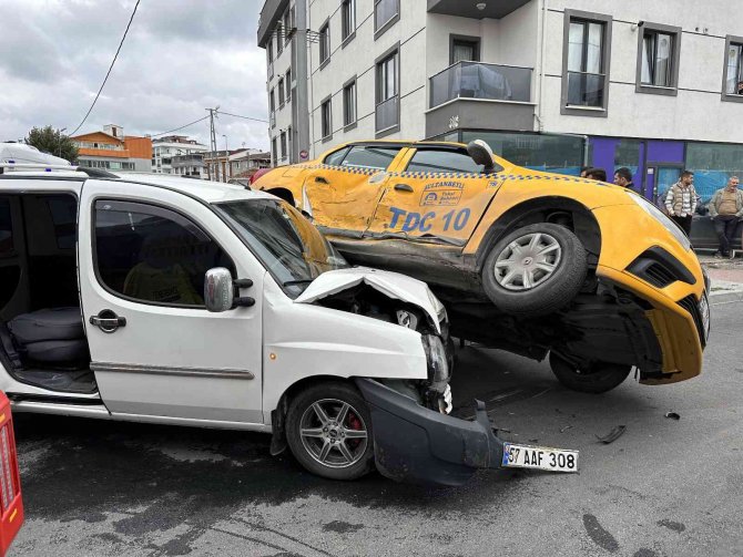 Sultanbeyli’de İki Ticari Araç Çarpıştı: 4 Yaralı